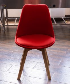 Silla de tela color rojo con pata de madera